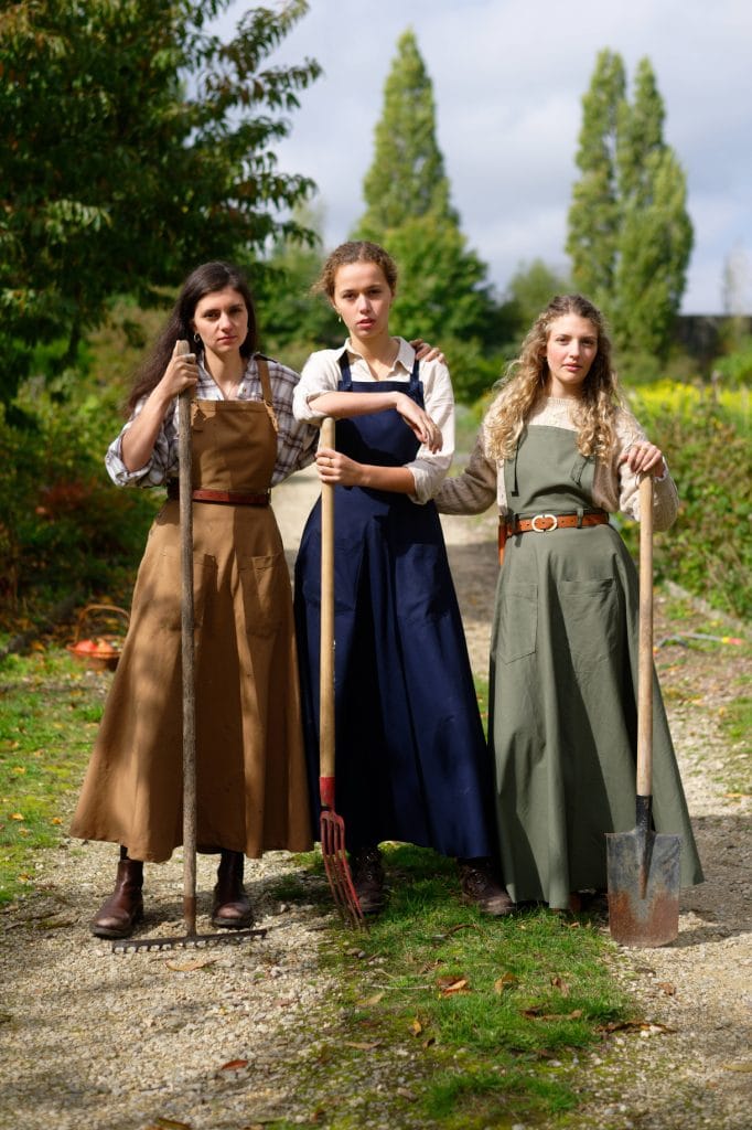 Robe-salopette bleu en gabardine de coton, solide, pratique et féminin. Vêtements de travail sur-mesure pour femme artisan, jardin, cuisine, peinture